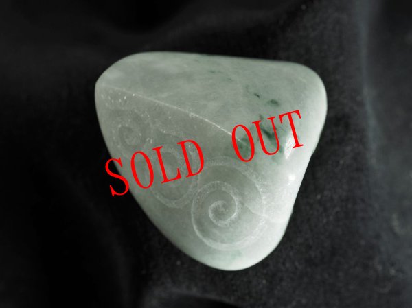 画像17: 「三宝」ヒスイ螺旋紋線刻石笛（Knobさん孔+ラッパ状吹き孔+U字吹き口仕様） (17)