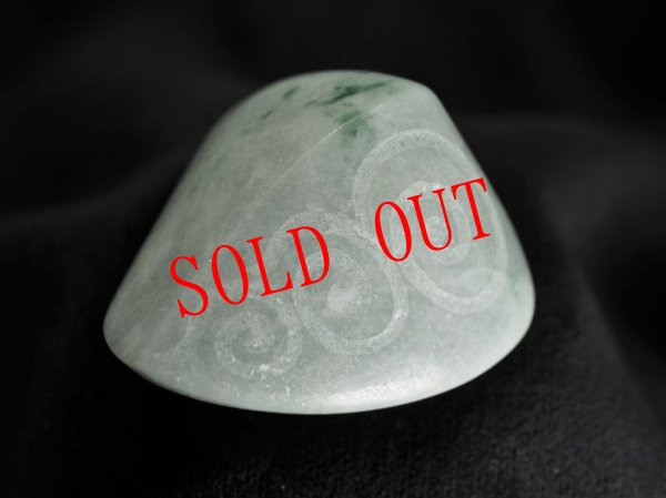 画像6: 「三宝」ヒスイ螺旋紋線刻石笛（Knobさん孔+ラッパ状吹き孔+U字吹き口仕様） (6)