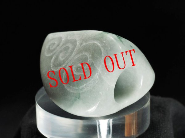 画像2: 「三宝」ヒスイ螺旋紋線刻石笛（Knobさん孔+ラッパ状吹き孔+U字吹き口仕様） (2)