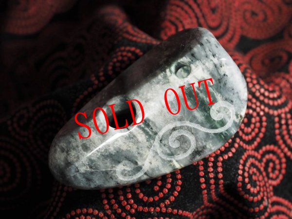 画像6: 三色黒ヒスイ螺旋紋線刻大珠形石笛（円筒状孔・ペンダント仕様・指孔付き） (6)