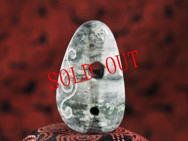 画像7: 三色黒ヒスイ螺旋紋線刻大珠形石笛（円筒状孔・ペンダント仕様・指孔付き） (7)