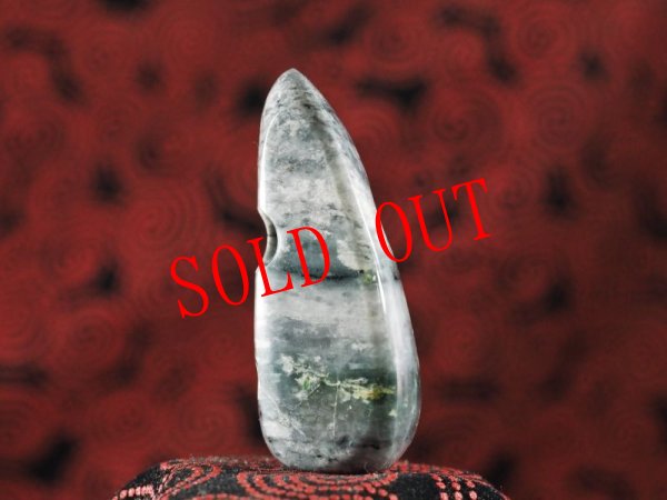 画像3: 三色黒ヒスイ螺旋紋線刻大珠形石笛（円筒状孔・ペンダント仕様・指孔付き） (3)