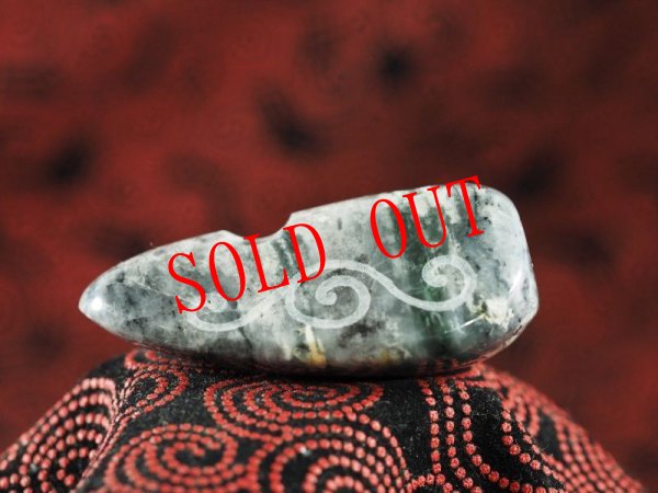 画像4: 三色黒ヒスイ螺旋紋線刻大珠形石笛（円筒状孔・ペンダント仕様・指孔付き） (4)