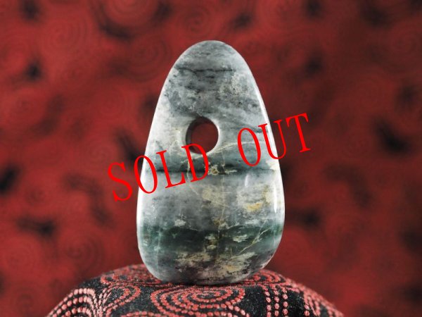 画像8: 三色黒ヒスイ螺旋紋線刻大珠形石笛（円筒状孔・ペンダント仕様・指孔付き） (8)