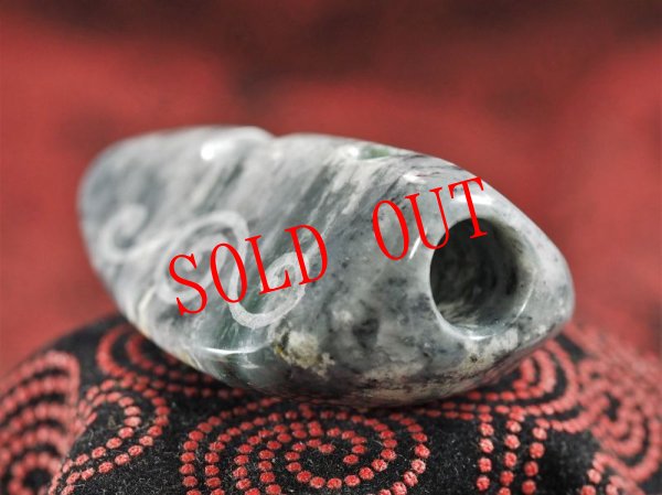 画像11: 三色黒ヒスイ螺旋紋線刻大珠形石笛（円筒状孔・ペンダント仕様・指孔付き） (11)