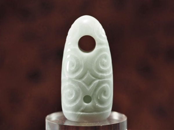 画像4: 「THE亀ヶ岡」螺旋紋線刻白系ヒスイ石笛（指孔付き・円柱状孔・ペンダント仕様） (4)