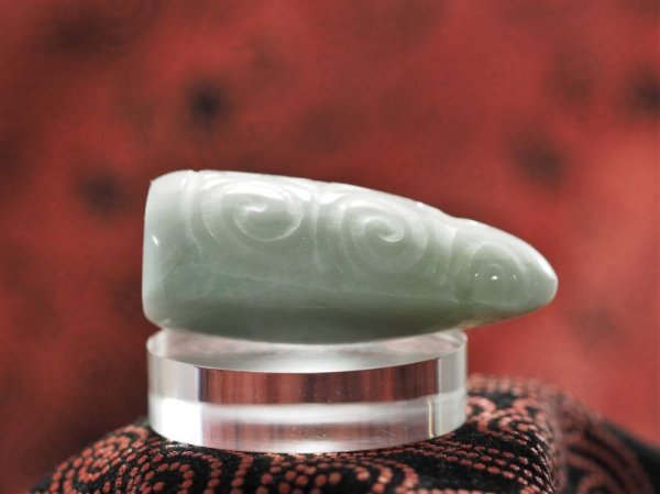 画像8: 「THE亀ヶ岡」螺旋紋線刻白系ヒスイ石笛（指孔付き・円柱状孔・ペンダント仕様） (8)