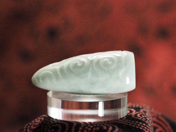 画像11: 「THE亀ヶ岡」螺旋紋線刻白系ヒスイ石笛（指孔付き・円柱状孔・ペンダント仕様） (11)