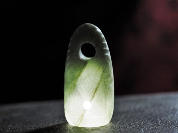 画像14: 「THE亀ヶ岡」螺旋紋線刻白系ヒスイ石笛（指孔付き・円柱状孔・ペンダント仕様） (14)