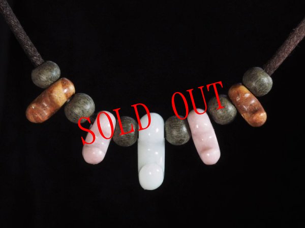 画像4: 「Retro  Magatama」ヒスイ・ピンクヒスイ・姫川薬石の三種連玉古代風勾玉ペンダント（値段はお問い合わせください） (4)