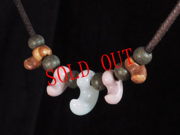 画像3: 「Retro  Magatama」ヒスイ・ピンクヒスイ・姫川薬石の三種連玉古代風勾玉ペンダント（値段はお問い合わせください） (3)