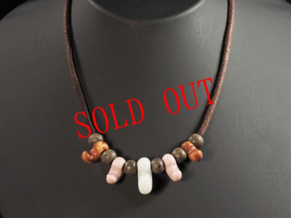 画像2: 「Retro  Magatama」ヒスイ・ピンクヒスイ・姫川薬石の三種連玉古代風勾玉ペンダント（値段はお問い合わせください） (2)