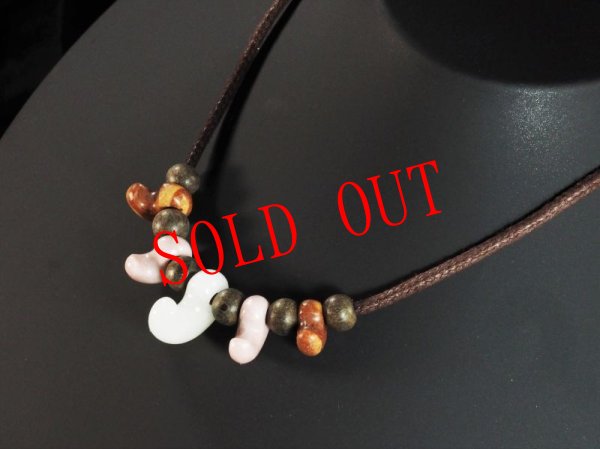 画像6: 「Retro  Magatama」ヒスイ・ピンクヒスイ・姫川薬石の三種連玉古代風勾玉ペンダント（値段はお問い合わせください） (6)