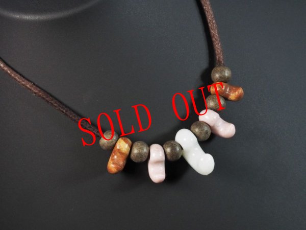 画像5: 「Retro  Magatama」ヒスイ・ピンクヒスイ・姫川薬石の三種連玉古代風勾玉ペンダント（値段はお問い合わせください） (5)