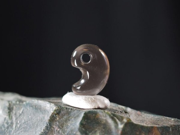 画像2: 黒曜石　超小型勾玉（13mmサイズ・ペンダントトップ） (2)