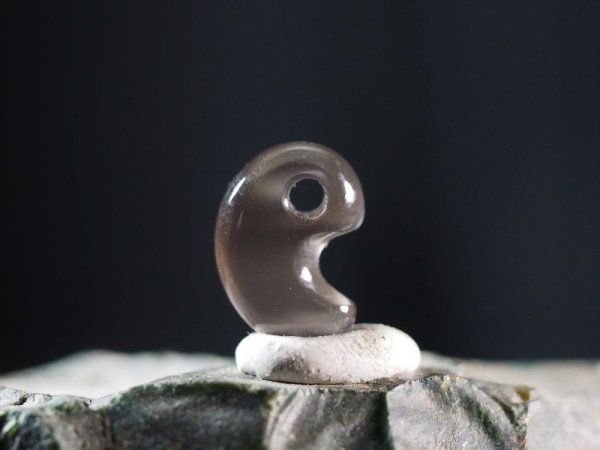 画像8: 黒曜石　超小型勾玉（13mmサイズ・ペンダントトップ） (8)