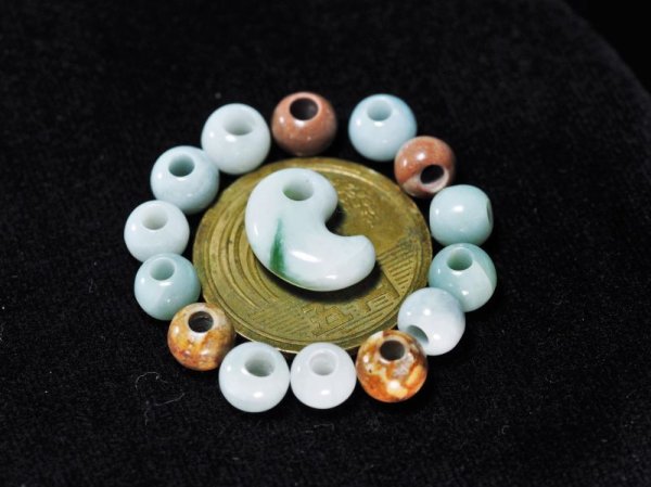 画像2: 丸玉（直径6mm・孔直径2・5mmサイズ・参考品） (2)