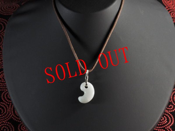 画像3: かわいいヒスイ勾玉（18mmサイズ・シルバー製八の字環付き） (3)