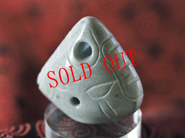 画像4: 顔面線刻石笛（ヒスイ製・Knobさん孔・指孔付き・ペンダント仕様） (4)