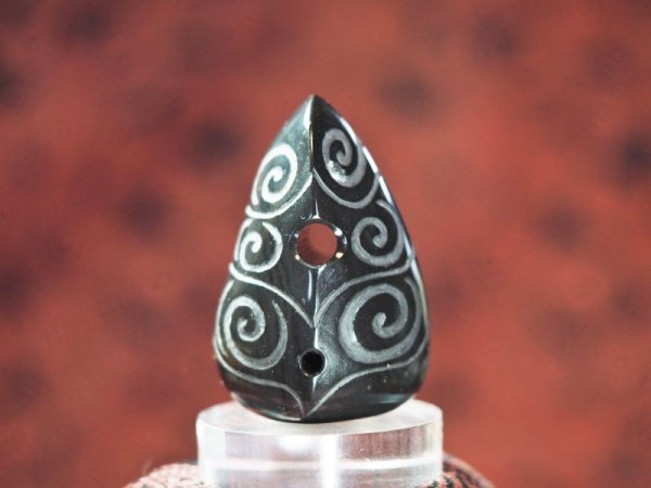 画像2: 渦巻き文線刻・大珠風縄文デザイン石笛（無斑結晶安山岩製・指孔付き・円柱状孔・ペンダント仕様） (2)