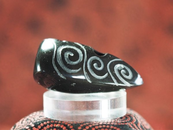 画像6: 渦巻き文線刻・大珠風縄文デザイン石笛（無斑結晶安山岩製・指孔付き・円柱状孔・ペンダント仕様） (6)