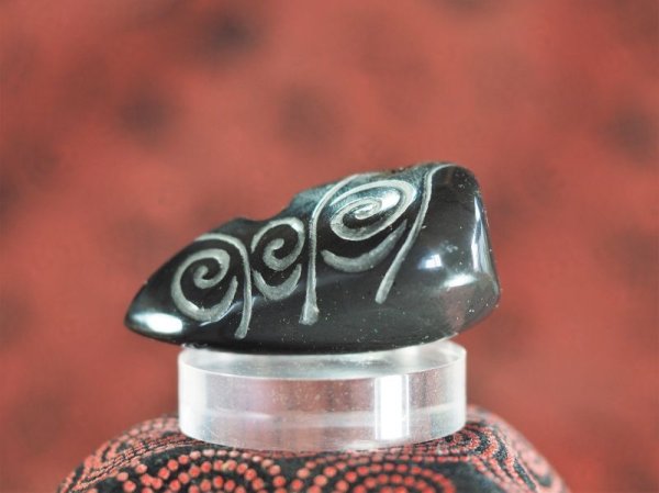 画像3: 渦巻き文線刻・大珠風縄文デザイン石笛（無斑結晶安山岩製・指孔付き・円柱状孔・ペンダント仕様） (3)