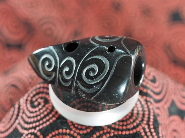 画像5: 渦巻き文線刻・大珠風縄文デザイン石笛（無斑結晶安山岩製・指孔付き・円柱状孔・ペンダント仕様） (5)