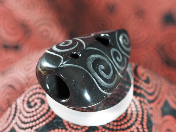 画像9: 渦巻き文線刻・大珠風縄文デザイン石笛（無斑結晶安山岩製・指孔付き・円柱状孔・ペンダント仕様） (9)