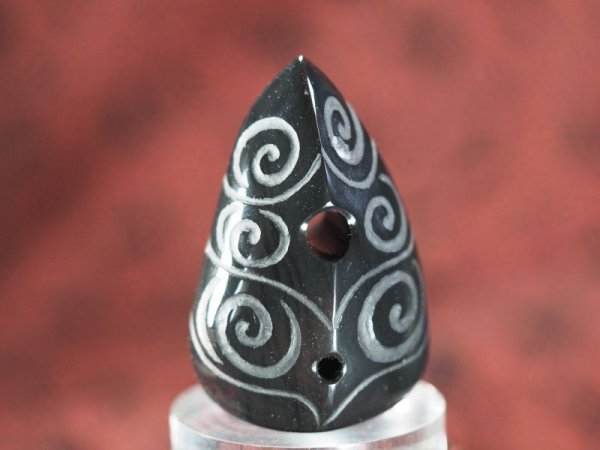 画像11: 渦巻き文線刻・大珠風縄文デザイン石笛（無斑結晶安山岩製・指孔付き・円柱状孔・ペンダント仕様） (11)