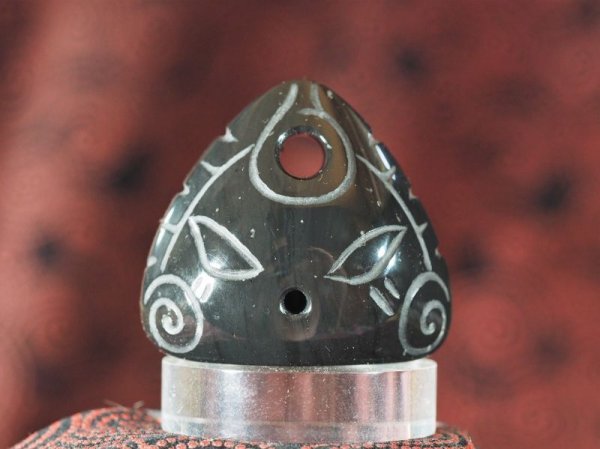 画像2: 顔面把手付き深鉢モデル縄文デザイン石笛（無斑結晶安山岩製・指孔付き・円柱状孔・ペンダント仕様） (2)