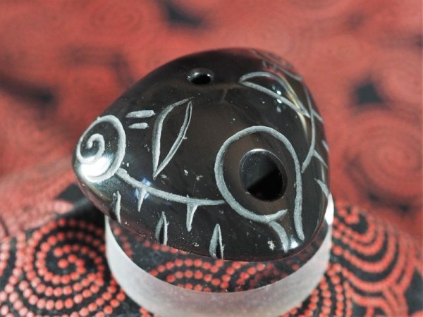 画像7: 顔面把手付き深鉢モデル縄文デザイン石笛（無斑結晶安山岩製・指孔付き・円柱状孔・ペンダント仕様） (7)