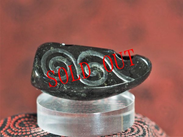 画像3: 渦巻き文線刻・縄文デザイン石笛（蛇紋岩製・指孔付き・円柱状孔・ペンダント仕様） (3)