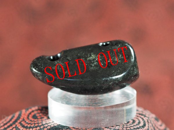 画像8: 渦巻き文線刻・縄文デザイン石笛（蛇紋岩製・指孔付き・円柱状孔・ペンダント仕様） (8)