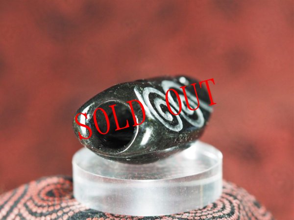 画像7: 渦巻き文線刻・縄文デザイン石笛（蛇紋岩製・指孔付き・円柱状孔・ペンダント仕様） (7)