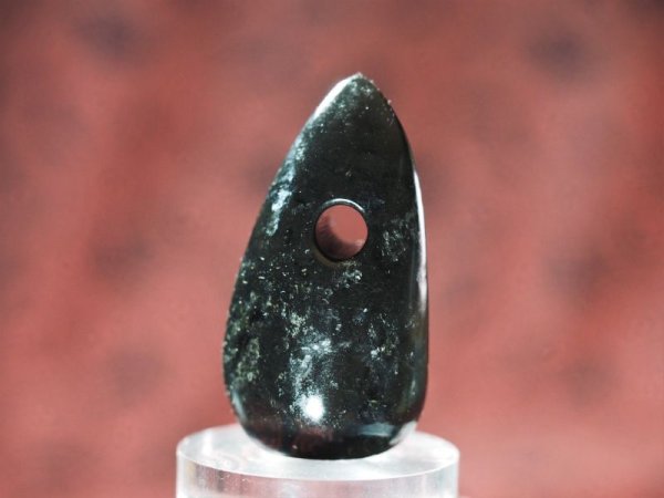 画像4: 渦巻き文線刻・大珠風縄文デザイン石笛（蛇紋岩製・指孔付き・円柱状孔・ペンダント仕様） (4)