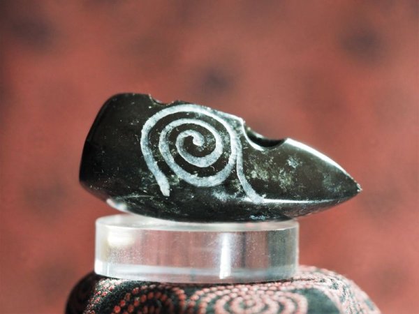 画像7: 渦巻き文線刻・大珠風縄文デザイン石笛（蛇紋岩製・指孔付き・円柱状孔・ペンダント仕様） (7)