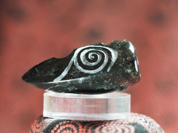 画像6: 渦巻き文線刻・大珠風縄文デザイン石笛（蛇紋岩製・指孔付き・円柱状孔・ペンダント仕様） (6)