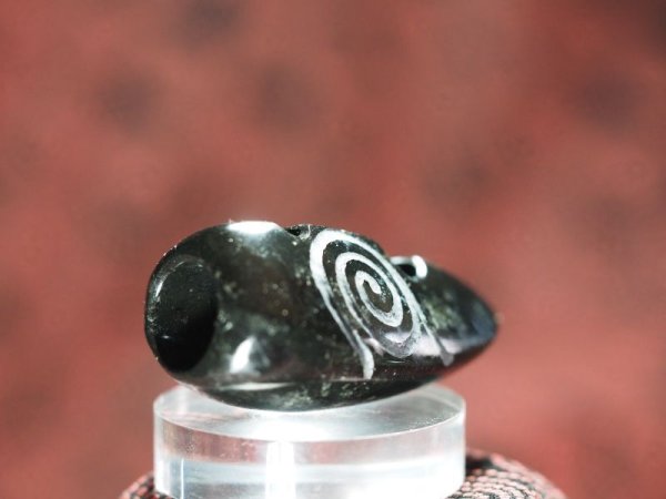 画像8: 渦巻き文線刻・大珠風縄文デザイン石笛（蛇紋岩製・指孔付き・円柱状孔・ペンダント仕様） (8)