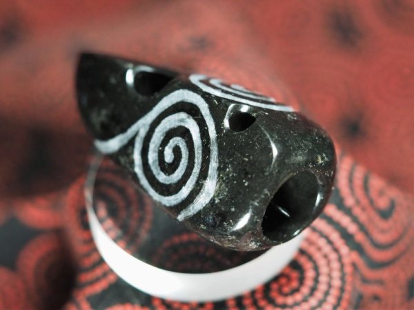 画像3: 渦巻き文線刻・大珠風縄文デザイン石笛（蛇紋岩製・指孔付き・円柱状孔・ペンダント仕様） (3)