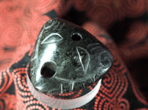 画像3: 顔面把手付き深鉢モデル縄文デザイン石笛（蛇紋岩製・指孔付き・円柱状孔・ペンダント仕様） (3)