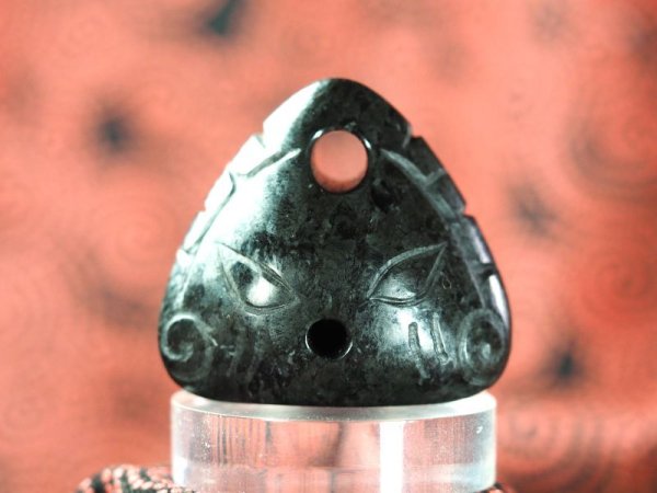 画像8: 顔面把手付き深鉢モデル縄文デザイン石笛（蛇紋岩製・指孔付き・円柱状孔・ペンダント仕様） (8)