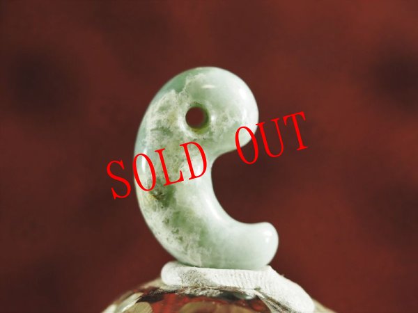 画像5: 「ヒミコ」極上ヒスイ弥生形勾玉（28mmサイズ・希少ヒスイなため値段はお問い合わせください） (5)