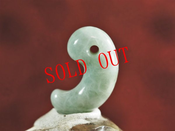 画像4: 「ヒミコ」極上ヒスイ弥生形勾玉（28mmサイズ・希少ヒスイなため値段はお問い合わせください） (4)