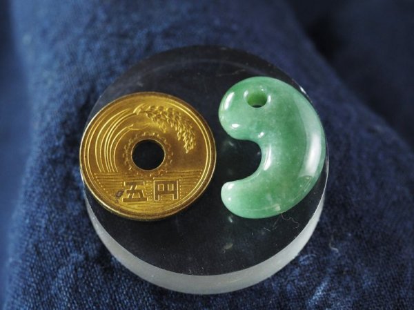 画像9: 極上ロウカンヒスイ　定形勾玉（24mmサイズ・原石支給注文品） (9)