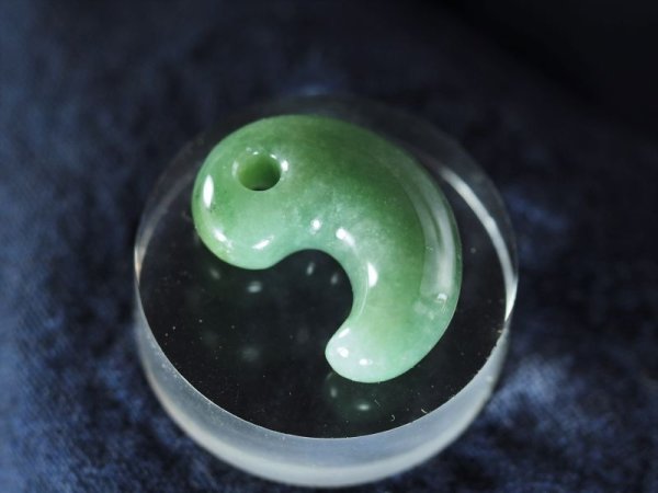 画像3: 極上ロウカンヒスイ　定形勾玉（24mmサイズ・原石支給注文品） (3)