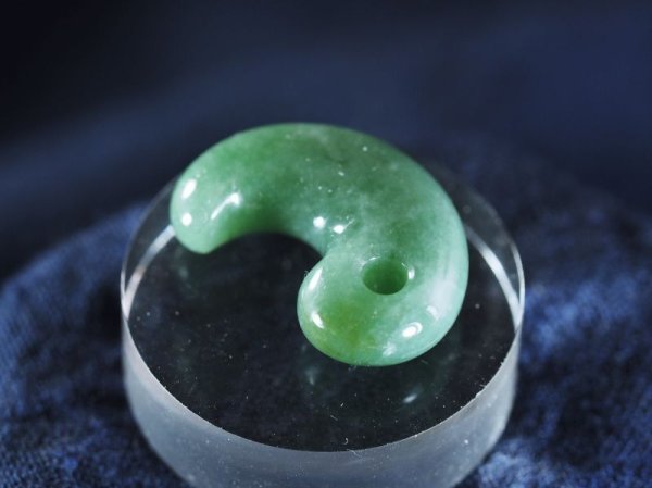 画像6: 極上ロウカンヒスイ　定形勾玉（24mmサイズ・原石支給注文品） (6)
