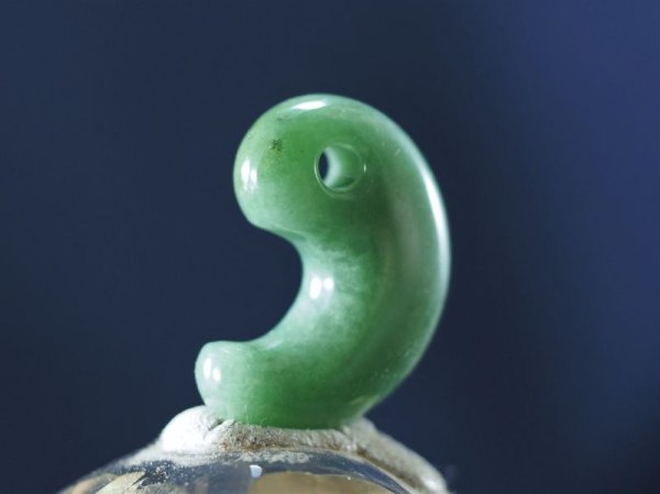 画像4: 極上ロウカンヒスイ　定形勾玉（24mmサイズ・原石支給注文品） (4)