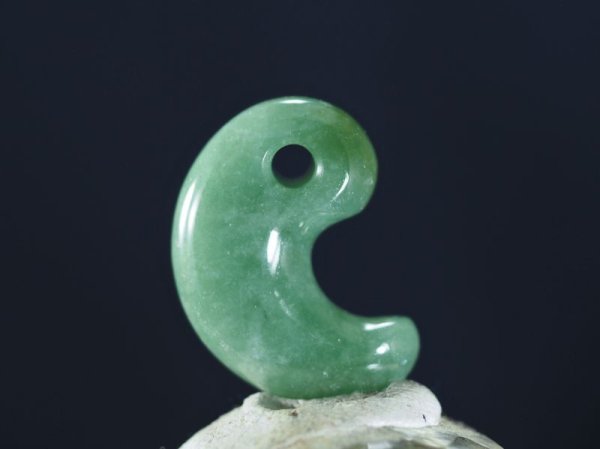 画像7: 極上ロウカンヒスイ　定形勾玉（24mmサイズ・原石支給注文品） (7)