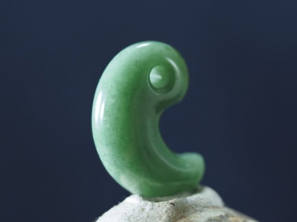 画像8: 極上ロウカンヒスイ　定形勾玉（24mmサイズ・原石支給注文品） (8)