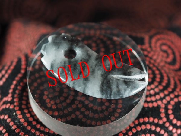 画像4: 長者ヶ原遺跡出土「牙上勾玉」モデル　縄文勾玉（38mmサイズ・黒ヒスイ製） (4)